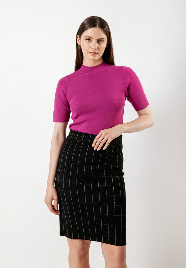 Ołówkowa spódnica w srebrną kratę