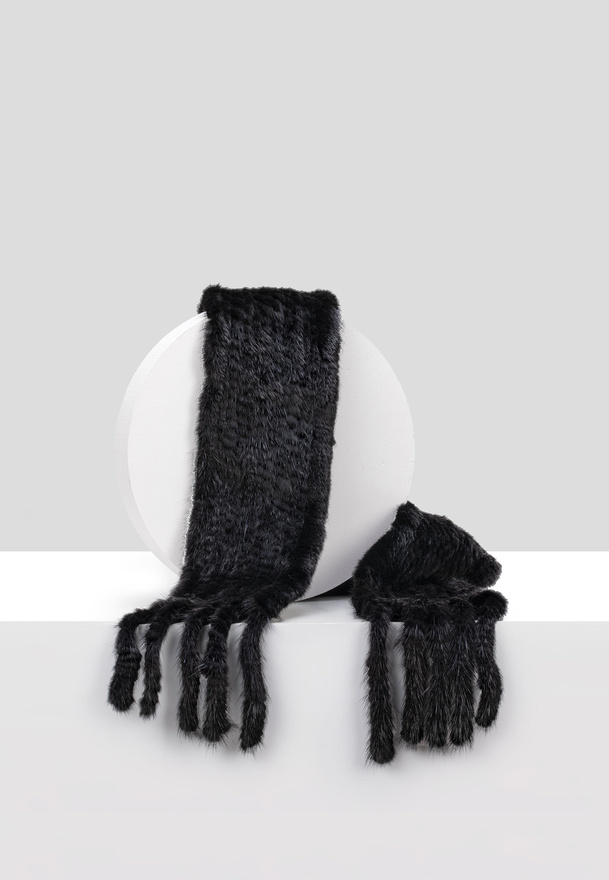 Czarny szal z naturalnego futra