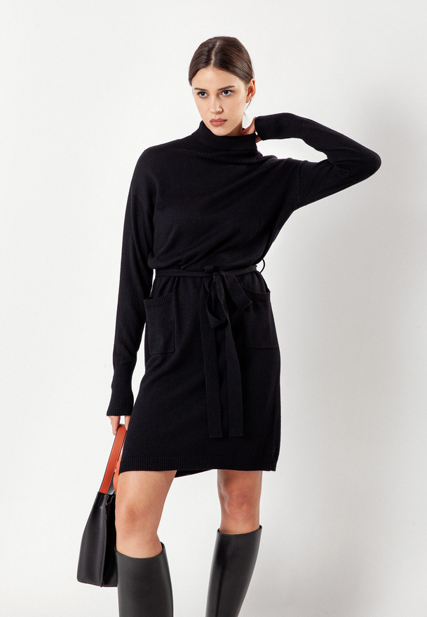 Czarna dzianinowa sukienka z paskiem