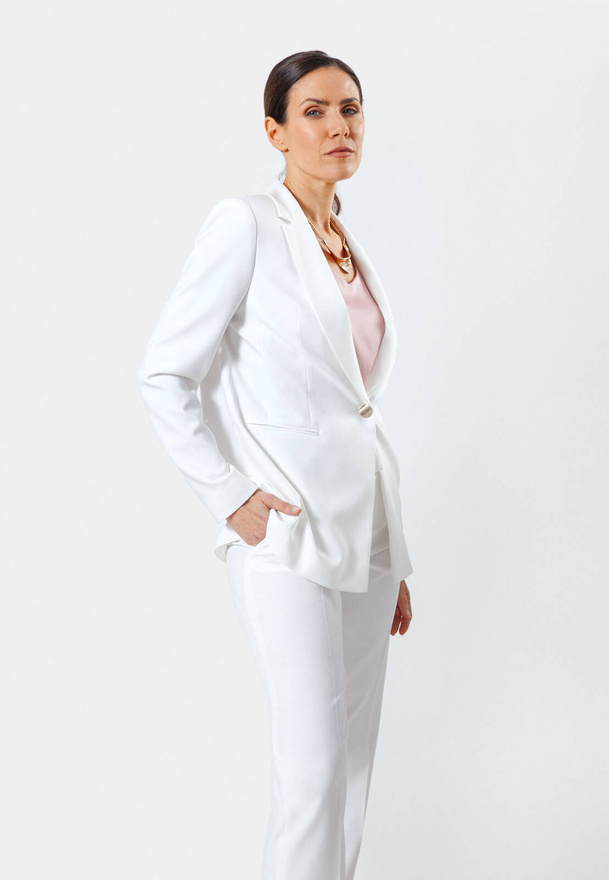 Biały żakiet ze złotym guzikiem