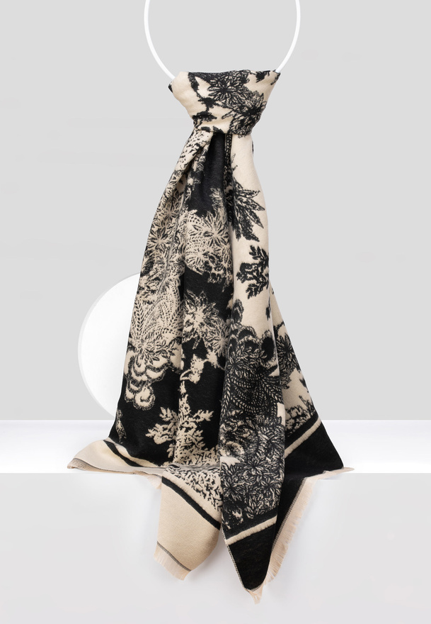 Beżowo-czarny szal w kwiaty
