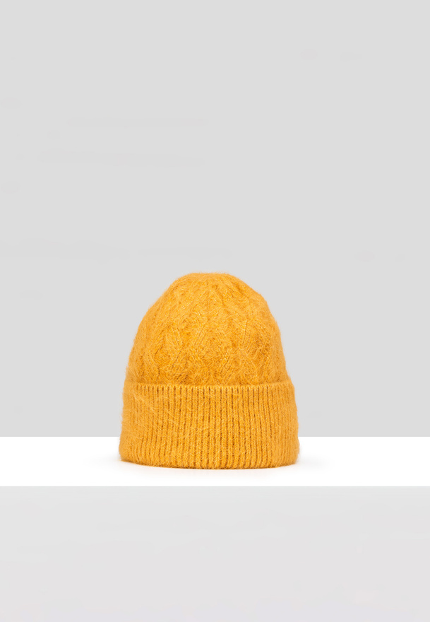 Żółta czapka w warkocze