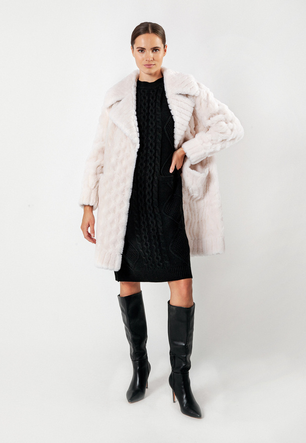 Delikatnie różowe futro 100% wełna