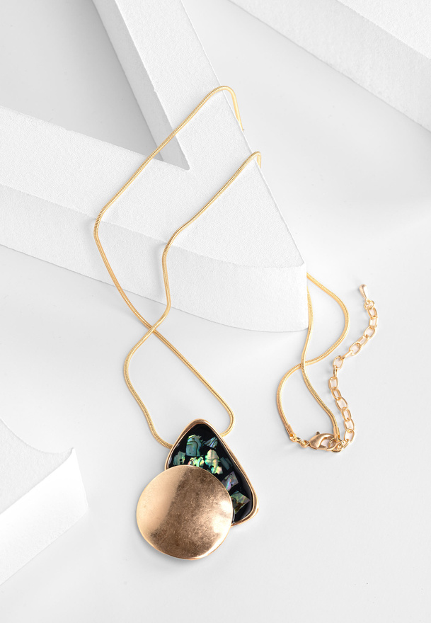 Naszyjnik z w kolorze złotym z zawieszką z masy perłowej