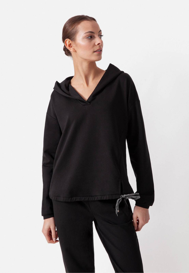 Czarna bluza z kapturem ze srebrnym wiązaniem