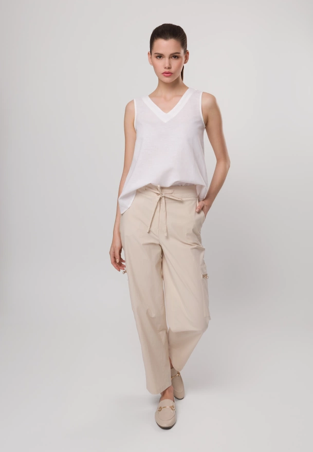 Biała bluzka na szerokich ramiączkach z bawełny i lnu