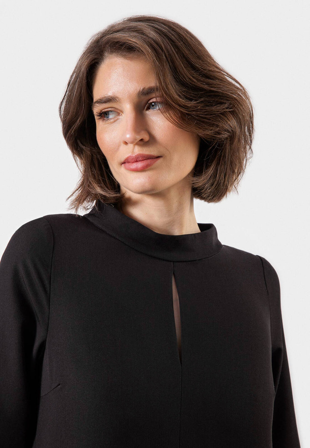 Czarna bluzka ze stójką