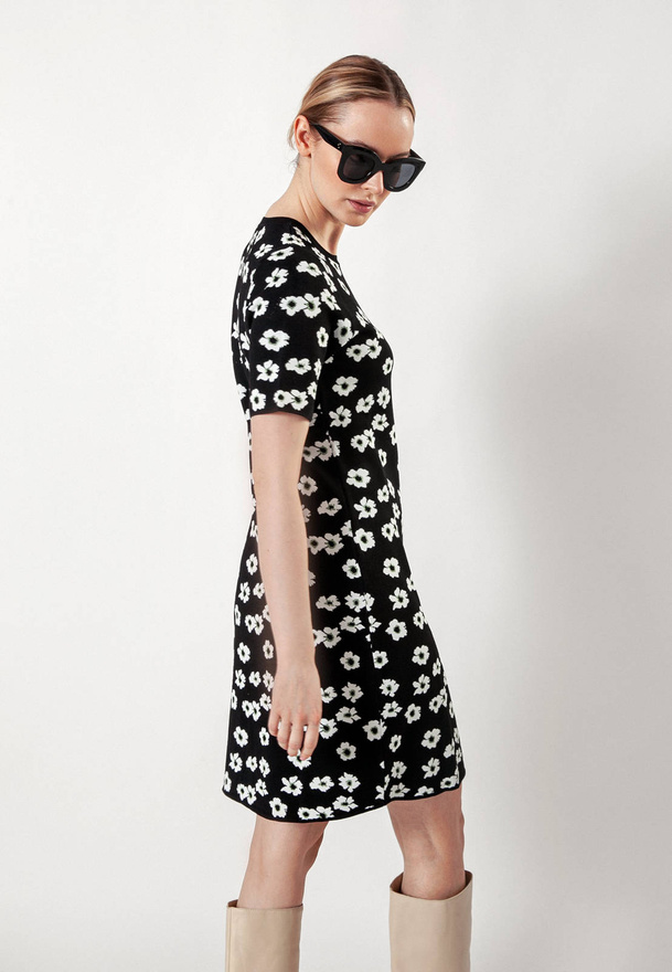 Dzianinowa sukienka w kwiaty z połyskiem