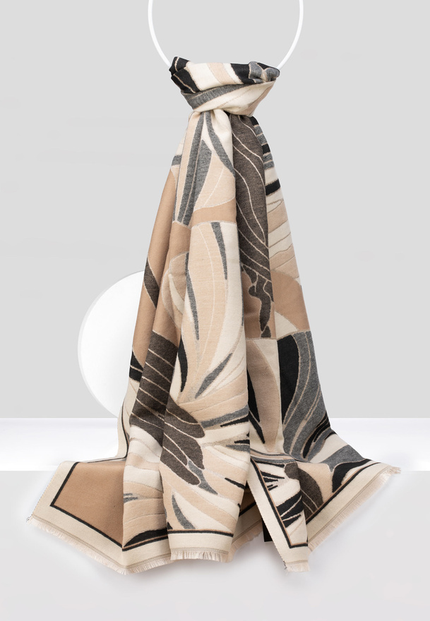 Wzorzysty szal w beżowych kolorach
