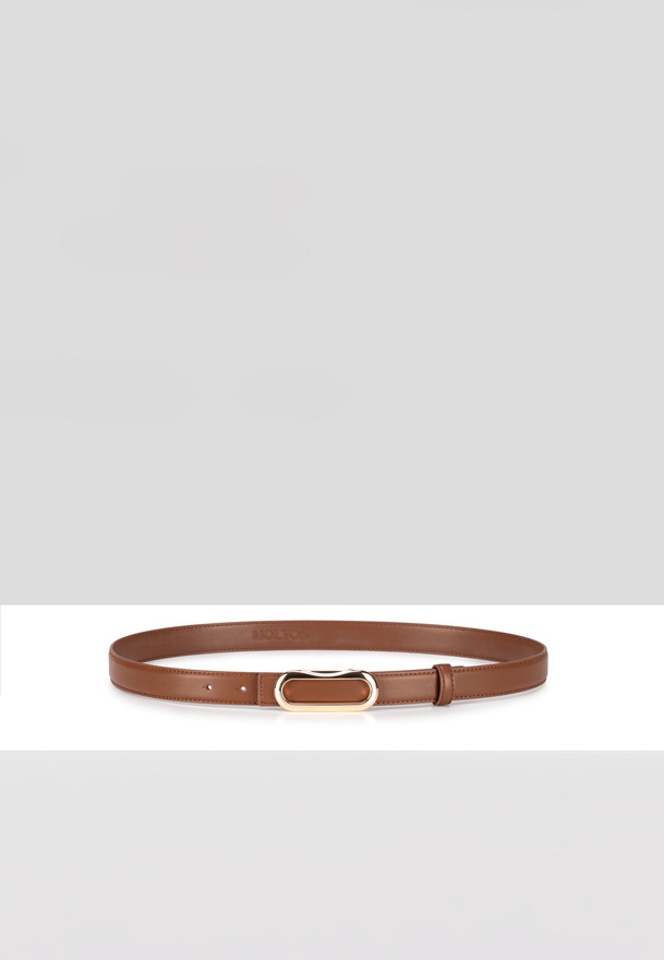 Brązowy pasek z ozdobną klamrą