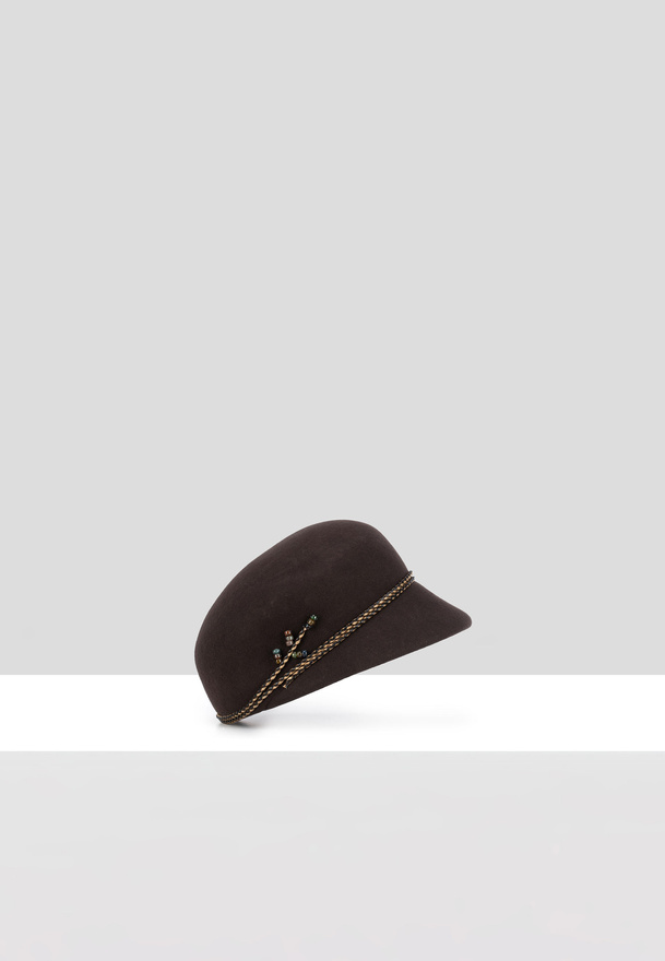 Brązowy wełniany kapelusz zdobiony koralikami