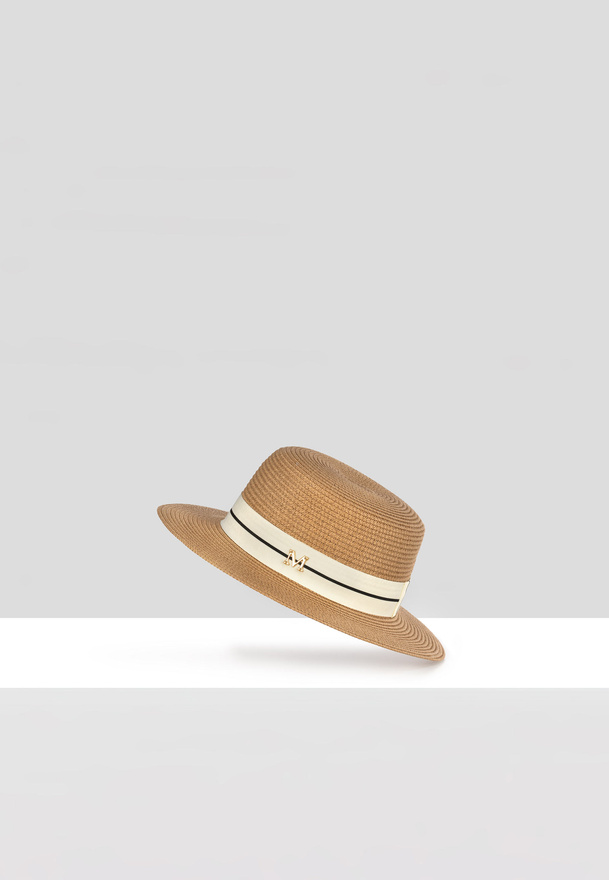 Kapelusz zdobiony beżową tasiemką