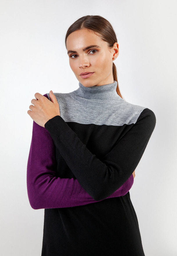 Sukienka z dzianiny z golfem i fioletowym lampasem