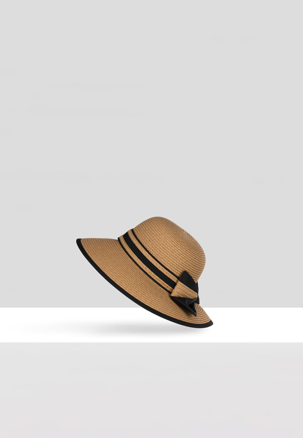 Brązowy kapelusz zdobiony kokardą