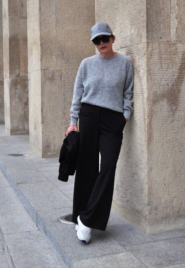 Szary sweter z wełną