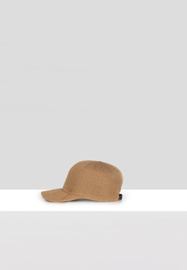 Brązowa czapka z daszkiem