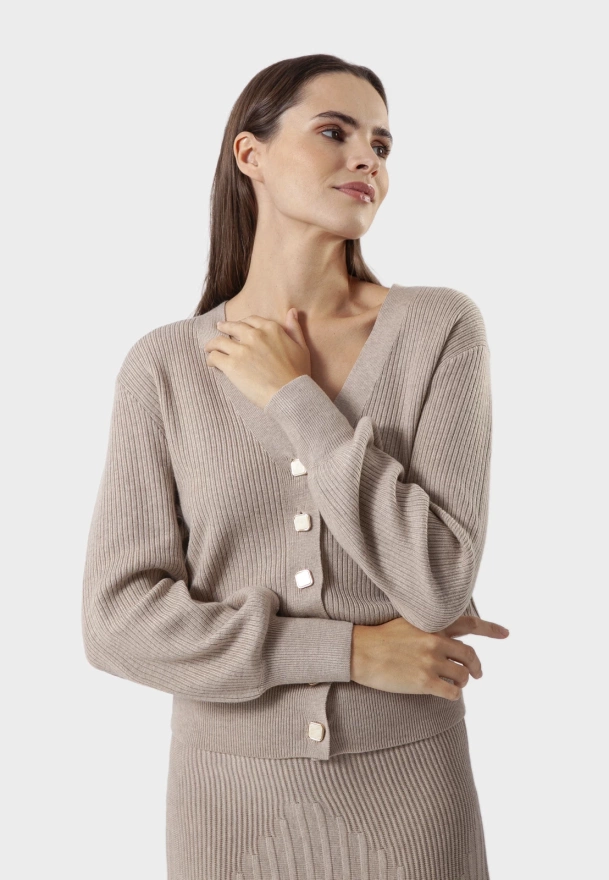 Beżowy kardigan w serek z ozdobnymi guzikami