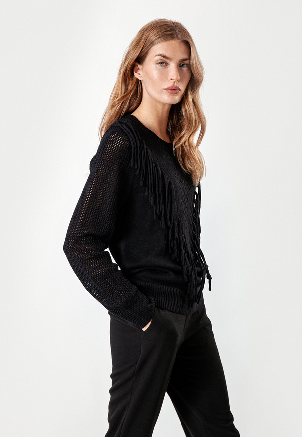 Czarny sweter z frędzlami i ażurowymi rękawami