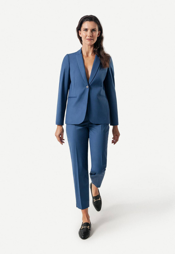 Niebieski żakiet o prostym kroju