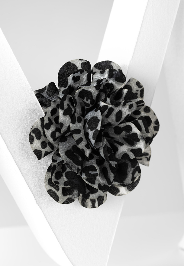 Broszka spinka w panterkowy wzór w odcieniach szarości