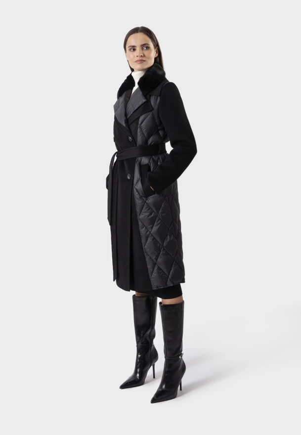 Czarny pikowany płaszcz z naturalnym kołnierzem