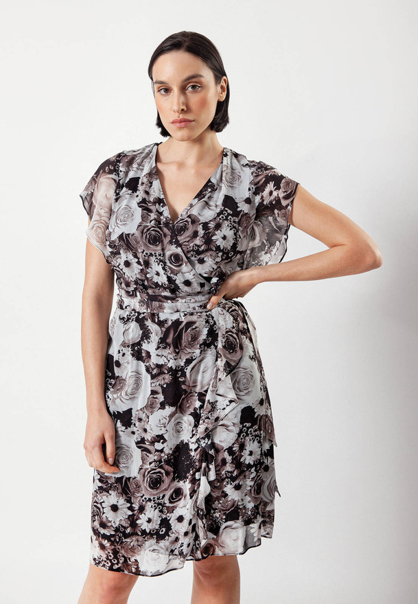 Wiskozowa sukienka w róże z kopertowym dekoltem