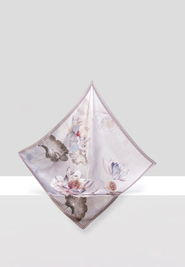 Jedwabna apaszka w kwiaty