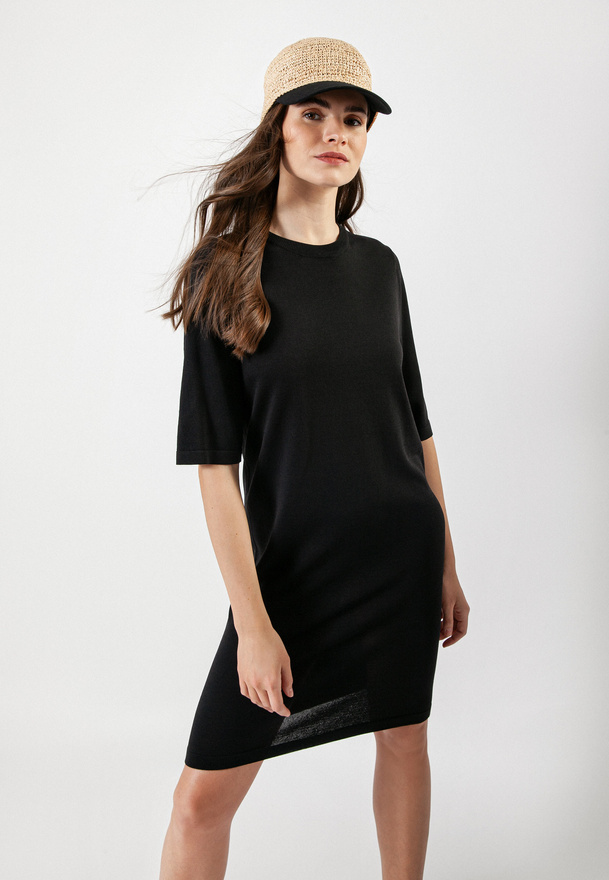 Sukienka dzianinowa w kolorze czarnym