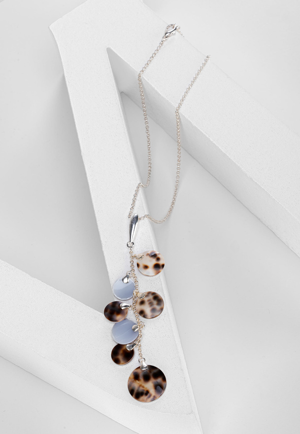 Naszyjnik z zawieszką w panterkowy wzór