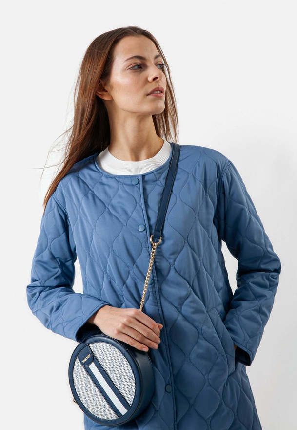 Okrągła torebka w kolorze biało-granatowym