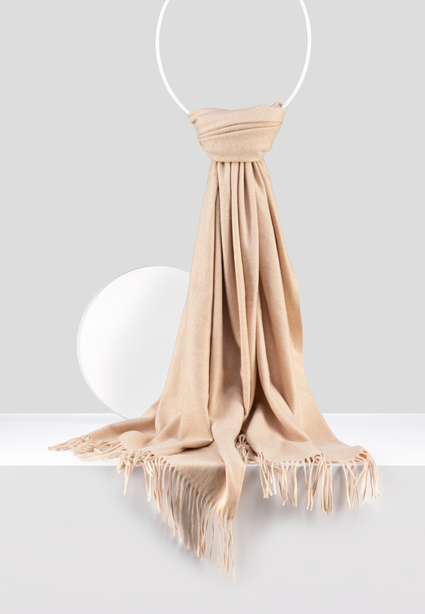Ciepły beżowy szal z wiskozą