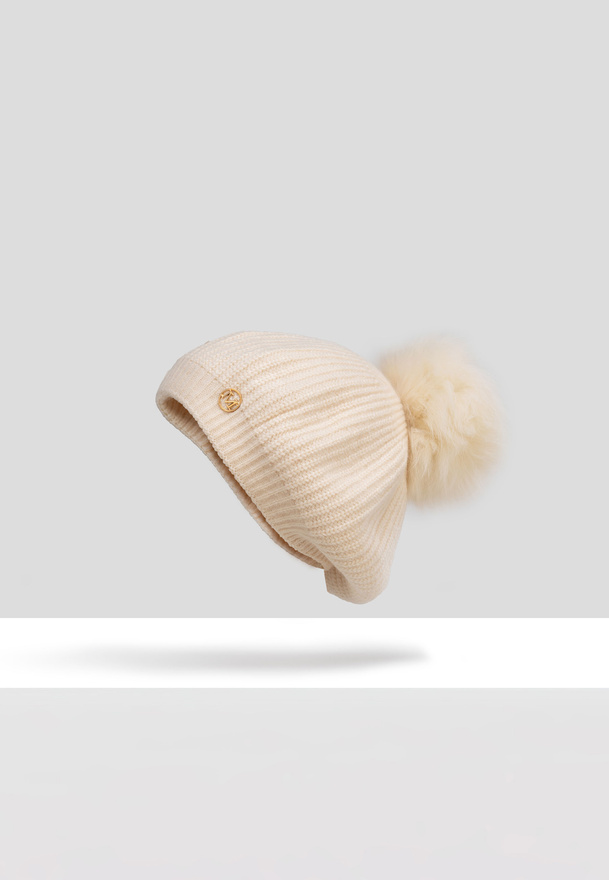 Ecru beret z naturalnym pomponem