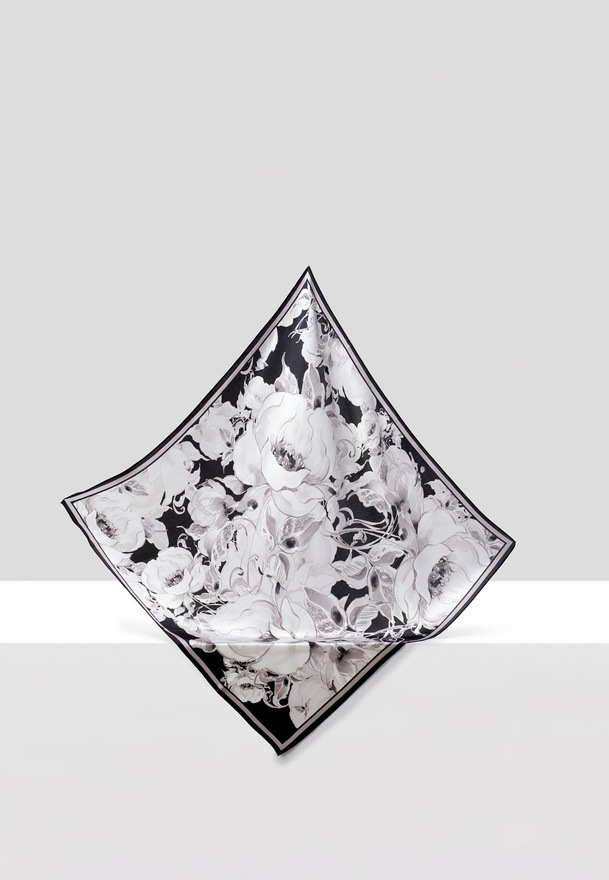 Jedwabna apaszka w kwiaty