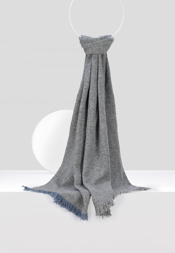Szary szal z wełną