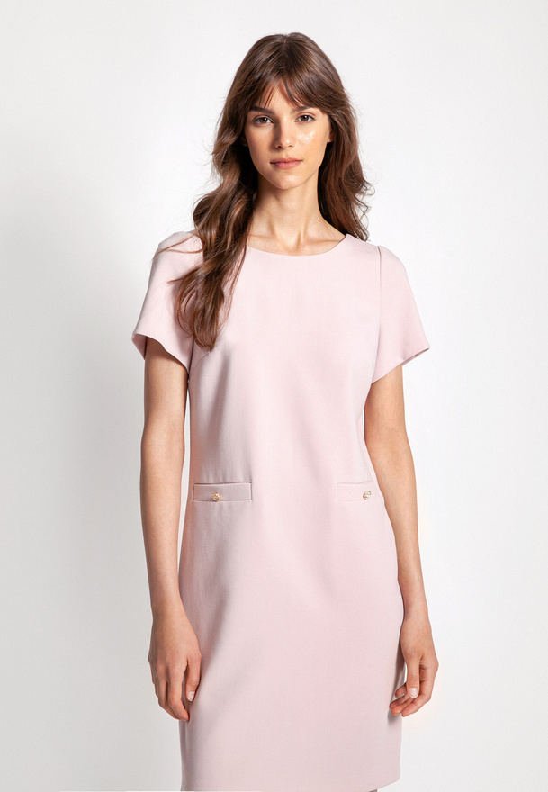 Różowa prosta sukienka z biżuteryjnymi guzikami
