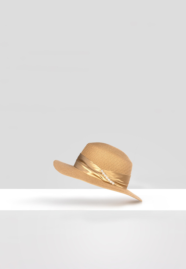 Kapelusz zdobiony złotą tasiemką