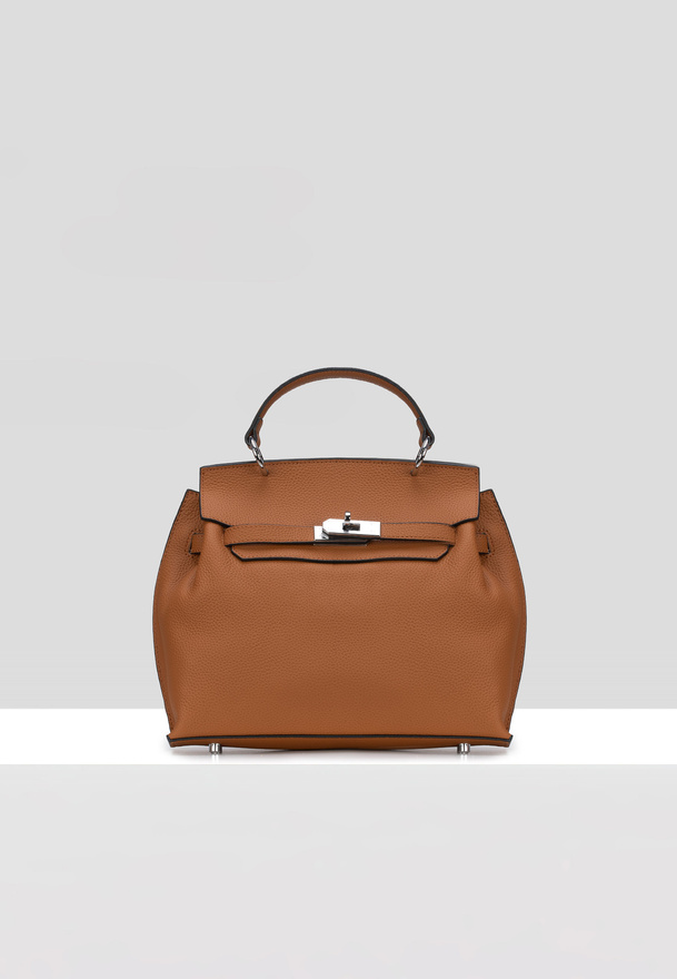 Camelowa torebka z oryginalnym zapięciem