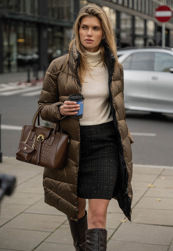 Brązowa puchowa kurtka z wysokim kołnierzem