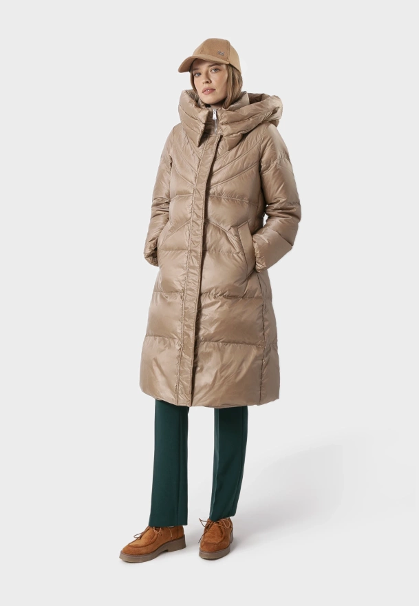 Długa puchowa kurtka z kapturem w beżowym kolorze
