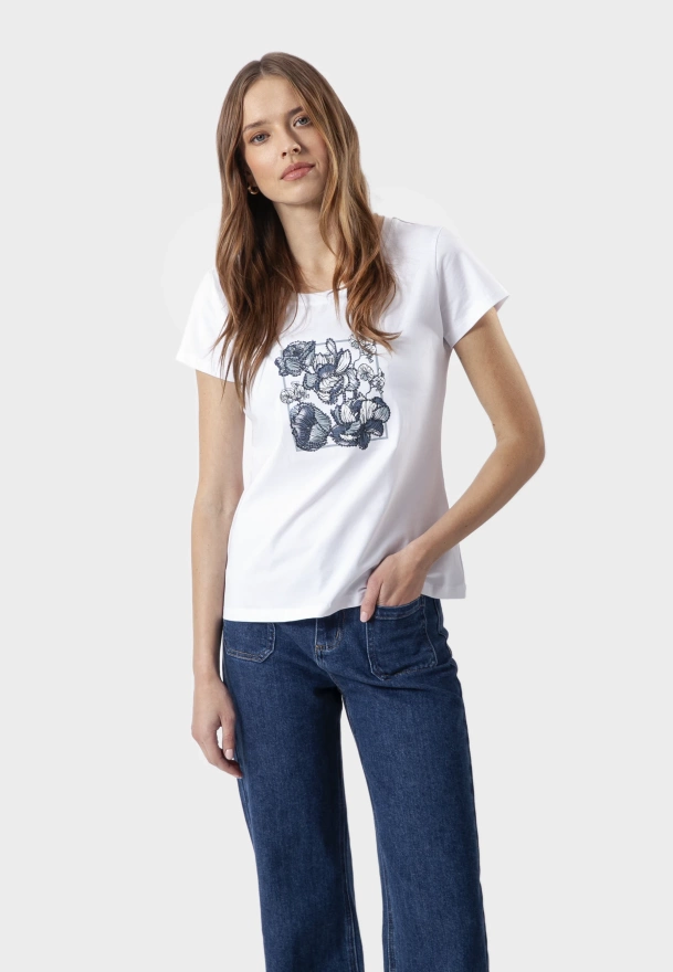 Biały t-shirt z kwiatową aplikacją
