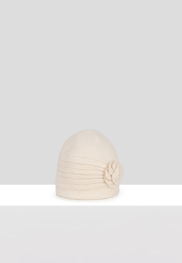 Ecru czapka z ozdobnym kwiatem