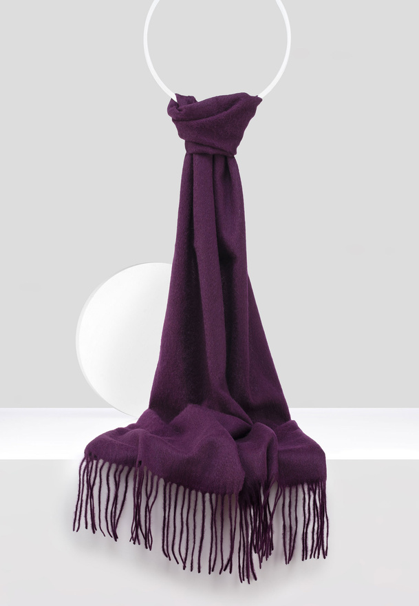 Fioletowy wełniany szal z frędzlami