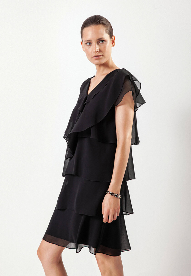 Czarna zwiewna sukienka z falbanami