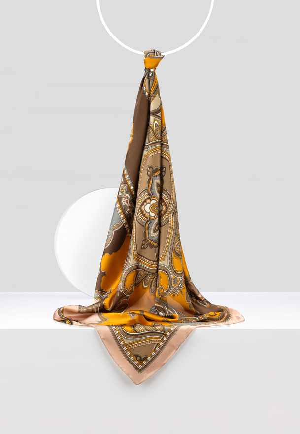 Brązowa apaszka we wzór paisley