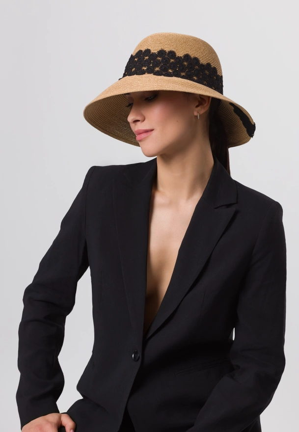 Słomkowy kapelusz z ozdobną tasiemką