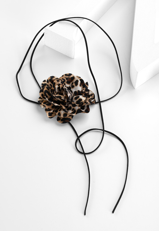 Choker w panterkowy wzór w odcieniach brązu na rzemyku