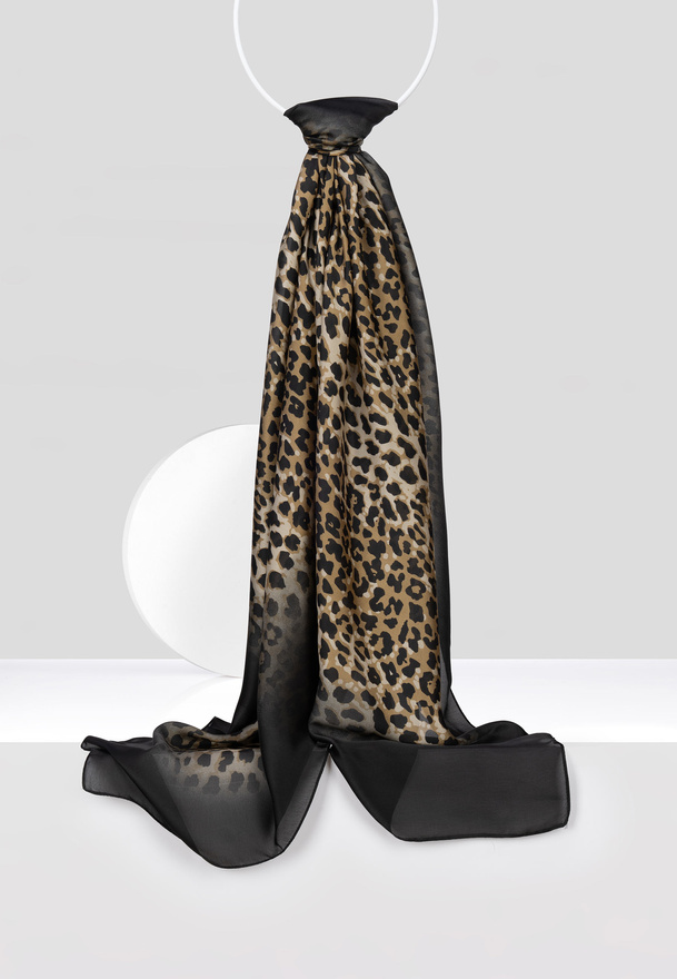 Czarny szal w panterkowy wzór