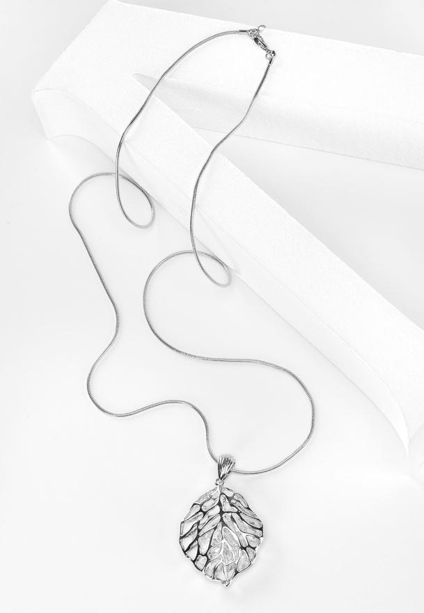 Naszyjnik z zawieszką w kształcie liścia z błyszczącymi kamieniami