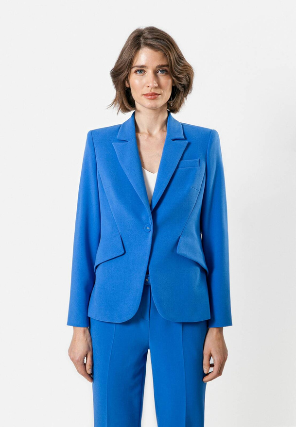 Niebieski taliowany żakiet z patkami