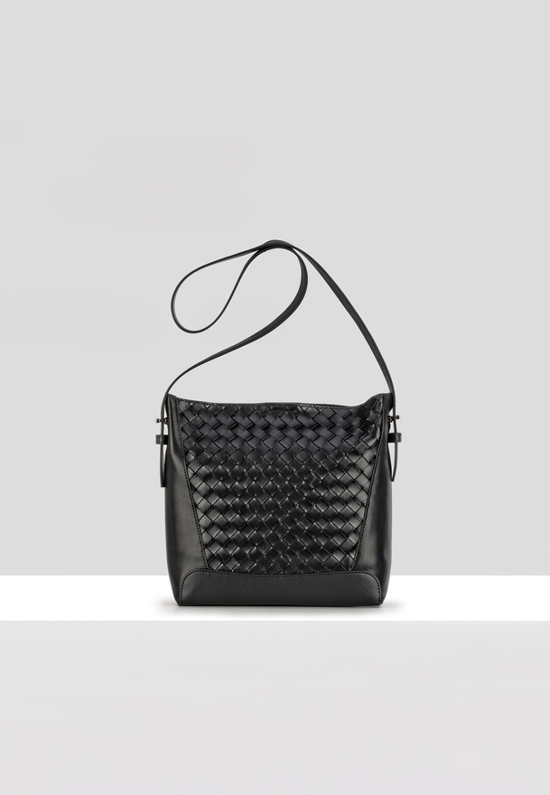 Czarna pleciona torebka na grubym pasku